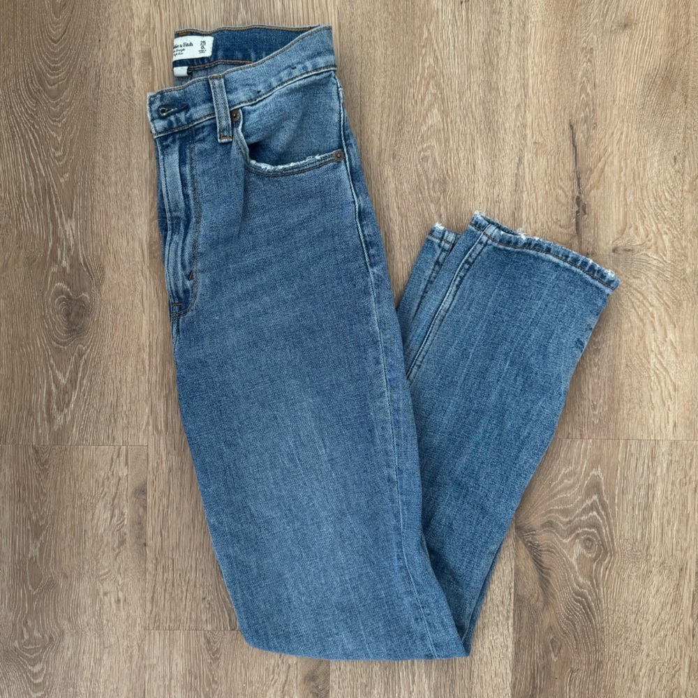 Abercrombie & Fitch The Ankle Straight Ultra High Rise.